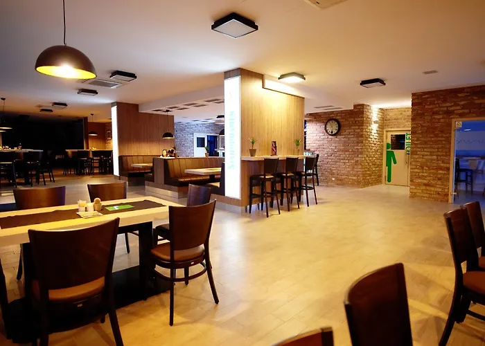 Fabrika 3* 우헤르스케 흐라디슈테